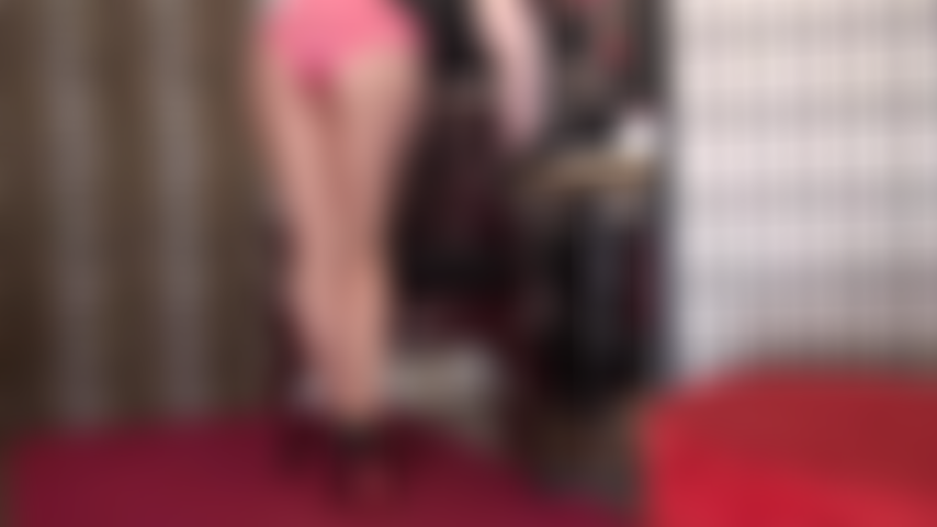 Bragas de satén rosa sobre medias color canela brillantes con zapatos de suela roja.