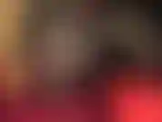 Pose sexy de piernas provocativas con medias de nailon con costura, liguero de 12 tiras y vestido ajustado.