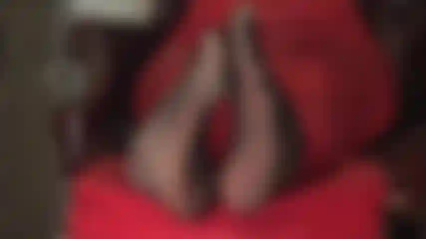 Fetichista de los pies: los dedos se mueven en medias negras muy transparentes.