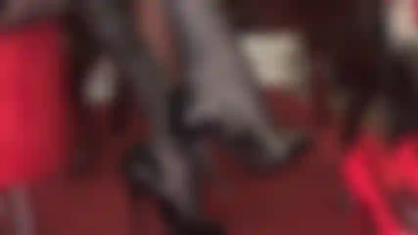 Tacones peeptoe sexys colgantes y provocación con los pies.