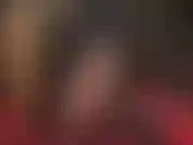 Cuantas más capas de nailon, mejor! Ama se pone medias y pantimedias brillantes y un arnés para excitar a su sumisa de nailon.