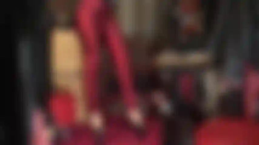 Pantalones de satén rojo oscuro y tacones de plataforma; vaqueros rojos brillantes, pvc brillante y tacones de plataforma extra altos. ¡Guau!