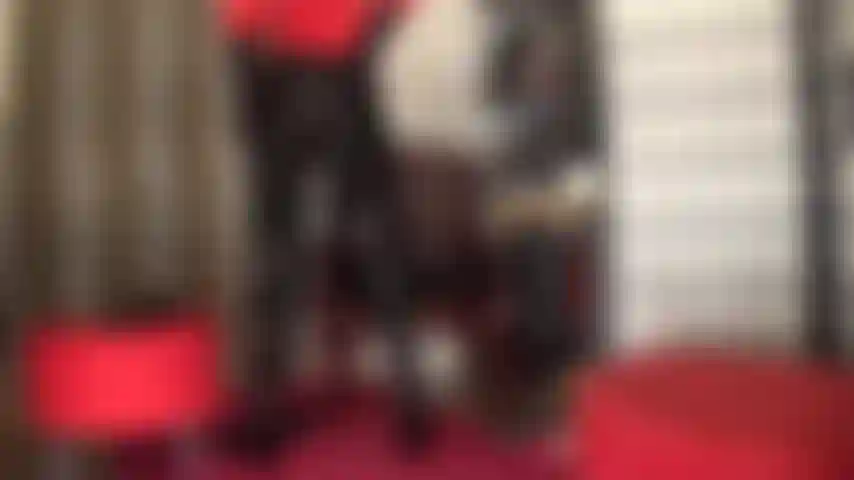 Sacude tu verga contra mis leggings y mis botas brillantes. Mientras te subo los pantalones aún más, aún más apretado, tu verga empieza a contraerse. Dale, aprieta esas bolas, sacude. ¡Más fuerte!