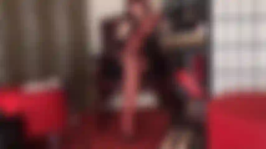 Medias de seducción en capas de nylon rojo brillante y mules de tacón alto de cuero.