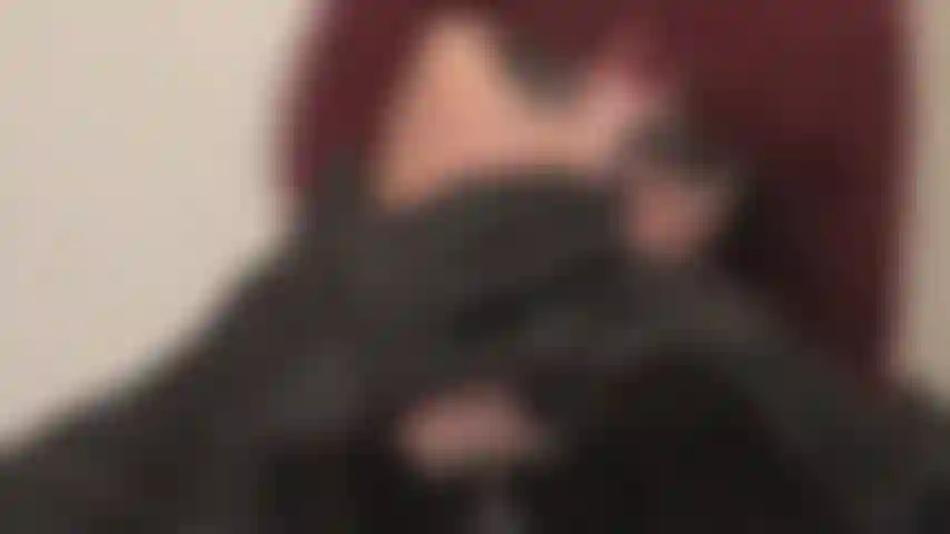 Amor por los guantes de cuero, llamémoslo por su nombre... Una adicción a las manos de la amante vivian en guantes de cuero.