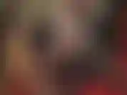 Observa a la amante cambiarse de ropa y usar medias sexys de encaje negro transparente con faldas cortas y ajustadas, provocando con tomas de upskirt, piernas de nailon y tacones altos.