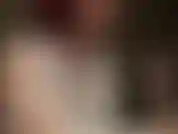 Seductora vestida de satén blanco sedoso. Estos guantes suaves y sensuales acarician suavemente tu pene palpitante y duro.