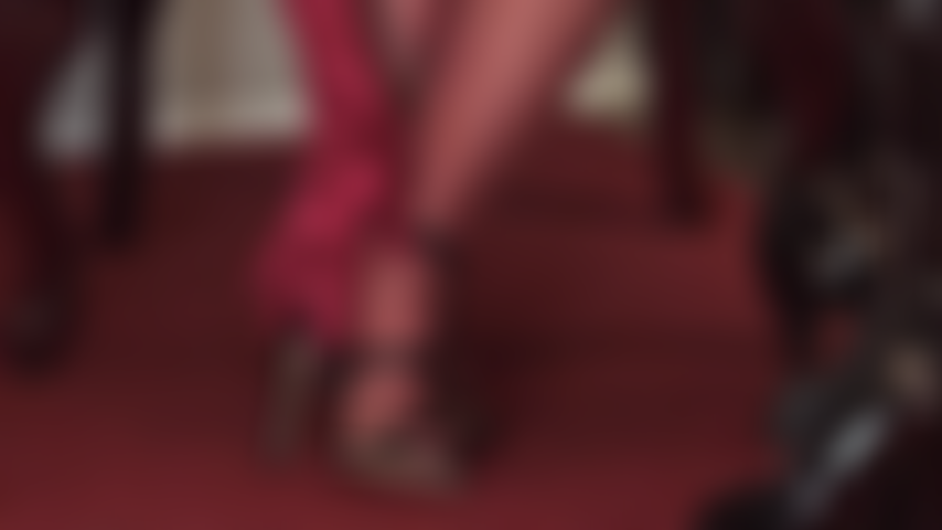 Pies de diosa en sandalias y bbc, como si estos increíbles pies de nailon no fueran ya demasiado para ti, la amante agrega una polla negra y te hace babear.