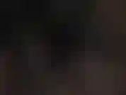 Un enorme strap-on negro acariciado con guantes de látex: la amante está agarrando ese enorme eje de polla con un par de guantes de goma negros, seguidos de guantes de goma rojos.