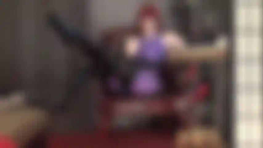 Fetiche de licra y spandex. Mi ama luce increíble con este conjunto de leohex morado que se ajusta a sus curvas. Se te acelera el corazón al verla ponerse otra capa de medias leohex negras...