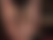 Provocativa sensual con piernas y pies en medias y capas de medias color nude transparentes y brillantes.