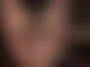 Provocativa sensual con piernas y pies en medias y capas de medias color nude transparentes y brillantes.