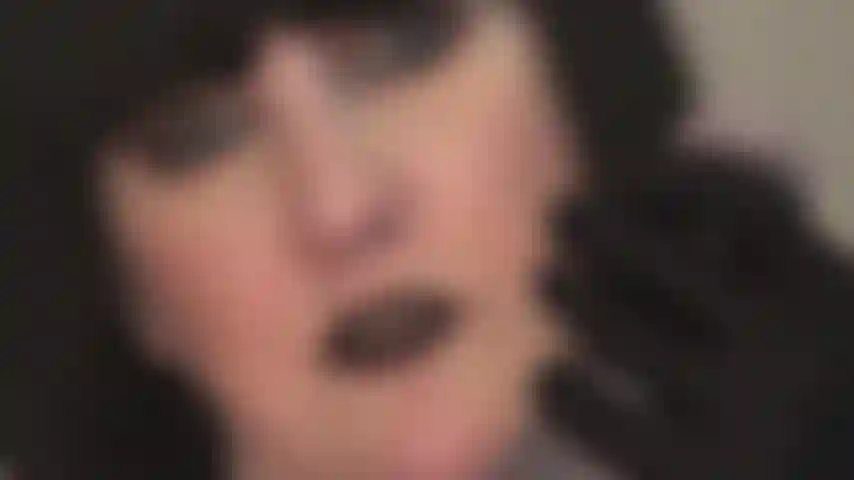 Ama exige que me chupes la polla. Saca la lengua, bebe mi saliva de la cabeza y trágate todo el tallo como la puta que eres.