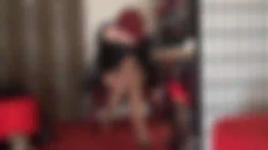 Fetichista de los guantes de cuero: la amante te tiene débil por sus increíblemente hermosos guantes largos de cuero.