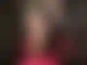 Te encantan mis piernas en nailon. Adóralas en medias color piel, tan transparentes que apenas notarás que las hay. Mmmmm.