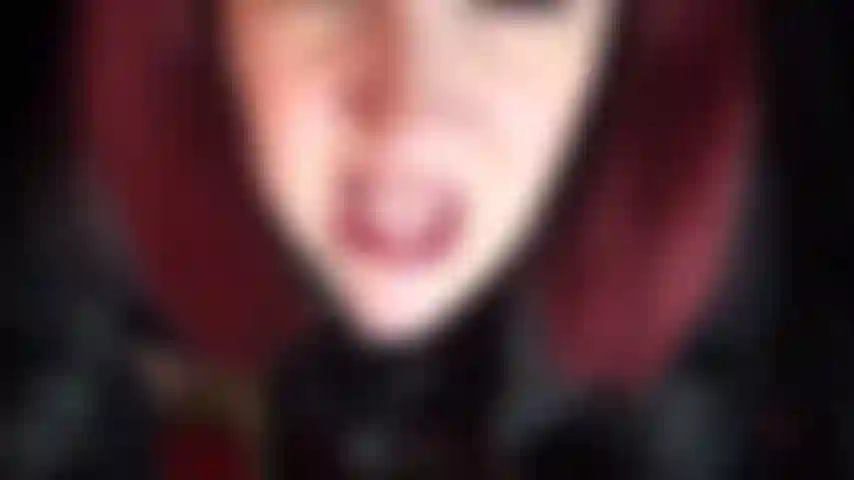 Voy a dilatar ese culito apretado tuyo. Mi consolador negro gigante es justo lo que tu coño necesita. Con mucha saliva voy a meterte esa polla en el ojete.