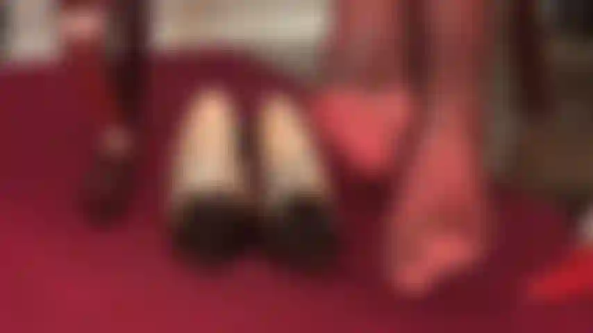 Adoración de pies en capas de nailon rojo y gris súper brillante, tan cerca que casi puedes saborearlas.