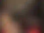 Capucha de goma caliente para completar un sexy traje de látex verde humo, falda, blusa y medias.