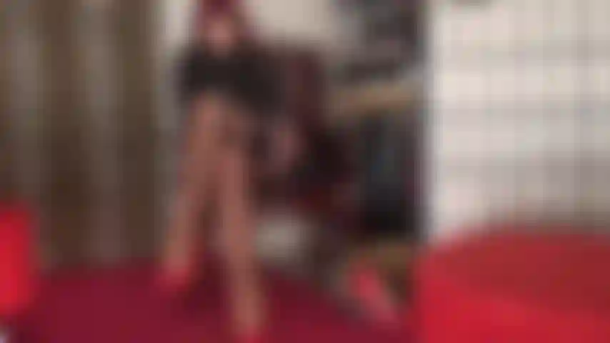 Seducción con medias de seda: la amante vivian sabe que no puedes apartar la vista de sus piernas y pies cuando están revestidos con capas de nailon, medias y ligas.