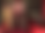 Dominación sensual con strap-on en lencería: la amante acaricia su strap-on negro de 8 pulgadas, vestida con ropa interior roja sexy... Sujetador, bragas con guantes largos de seda, medias de encaje y capas de pantimedias.