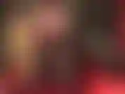 Dominación sensual con strap-on en lencería: la amante acaricia su strap-on negro de 8 pulgadas, vestida con ropa interior roja sexy... Sujetador, bragas con guantes largos de seda, medias de encaje y capas de pantimedias.