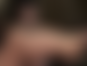 Ama usa sus pies descalzos, lubricados y brillantes para acariciar un consolador negro.