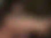 Ama usa sus pies descalzos, lubricados y brillantes para acariciar un consolador negro.