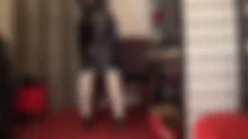 Amante de las faldas brillantes - ama vuelve loco al amante del pvc y vinilo con su falda lápiz negra brillante.