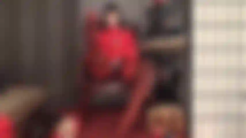 Strap-on y dominación de pies en rojo y negro: estos pies con medias rojas tienen tu atención, absorbe su aroma, lámelos mientras acaricio mi gran polla y escupo en tu boca.