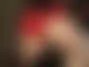 Admira mi culo redondo perfecto en pantalones cortos de satén rojo brillante y medias brillantes, mientras acaricio ese semen de tu polla palpitante y estiro tu agujero del pene con un estilete de metal.