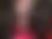 Piernas y trasero sensuales en medias negras transparentes. Mi ama presenta sus piernas y trasero sexys, largos y revestidos de nailon. Medias negras combinadas con vestido rojo, tacones de aguja y peluca negra.