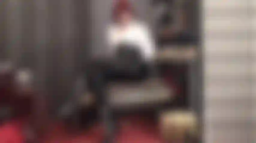 Adoración por el fetiche: deliciosas curvas brillantes en leggings de pvc y botines.