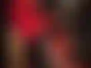 Diosa fetichista con una gran polla negra: la amante se pone un atuendo fetichista ajustado y súper sexy en pvc negro, pantalones rojos, botas altas con cordones y un enorme strap-on para que te arrodilles y adores.