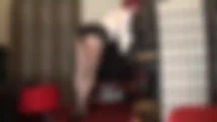 Que provoca al amante de las piernas con unas bonitas medias plateadas de color gris brillante y unos mules de tacón alto.