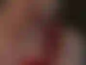 Provocando tu polla de esclava con guantes de látex húmedos y resbaladizos y saliva.