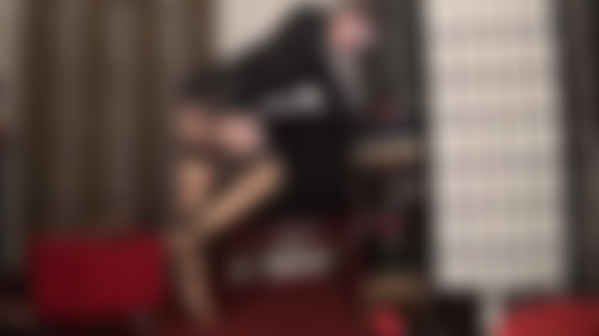 Provocación lenta y sensual con piernas y pies: medias color piel súper brillantes, liguero, sandalias rojas y dedos mágicos que drenan tus bolas.