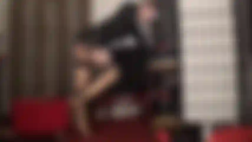 Provocación lenta y sensual con piernas y pies: medias color piel súper brillantes, liguero, sandalias rojas y dedos mágicos que drenan tus bolas.