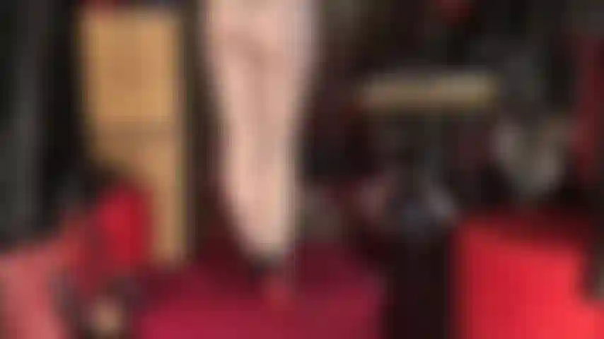 Piernas y culo irresistibles en 3 pares de medias brillantes con tanga encima.