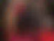 Adoración al cuerpo con pantalones de satén brillante y botas altas y brillantes, seguido de una paja con guantes.