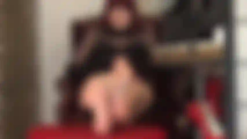 Fetichista de los pies: la diosa descalza juega con tu debilidad por sus plantas y dedos desnudos perfectos.