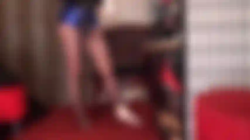 Pajea-calcetines. Nada te excita más que un calcetín apestoso de mujer para pajearte. Ponte un calcetín sucio sobre la polla y pajeate.