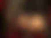 Adoro el culo con un enorme strap-on blanco. Mírame embestir y excitar con el culo arrodillada sobre una silla y vestida con medias transparentes color piel.