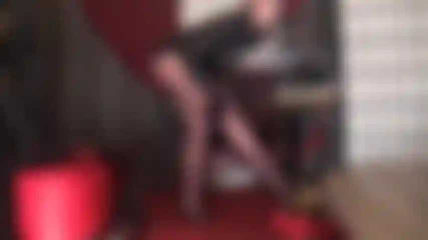 Piernas tan poderosas que te dejas caer de rodillas con asombro, rogando que me permitan sentirlas en suaves medias brillantes de color marrón café, hasta llegar a un sexy par de pantalones cortos.