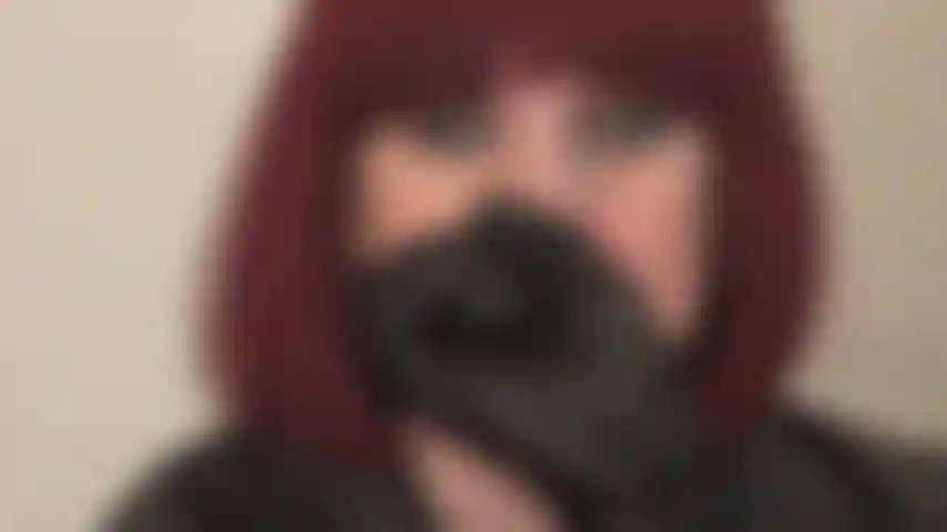 Mis suaves guantes de cuero se apoderan de tu alma.