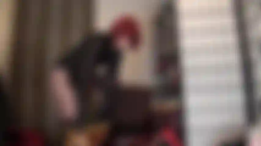 Pantalones cortos metalizados dorados y bragas de satén sobre medias con estampado de liga: la amante tiene tu polla goteando por estas bragas brillantes, medias sexys y guantes de cuero.