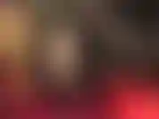 Vestido de vinilo ajustado y sexy y medias extra brillantes en las piernas cruzadas, simplemente no te podrás resistir.