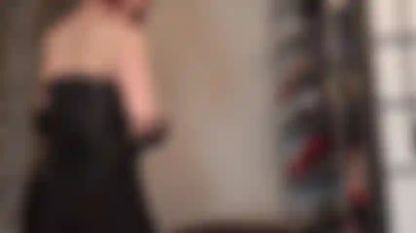 Adoración a los músculos: una exhibición de los brazos, la espalda y los hombros bellamente esculpidos de la señora vivian en un corsé de cuero.