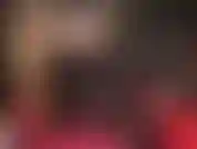 Amante del strap-on, con botas altas de plataforma, medias y shorts sexys, me acuclillo sobre tu cara y te penetro. Provoco con la lengua, tengo fetiche de saliva y pies de nailon.