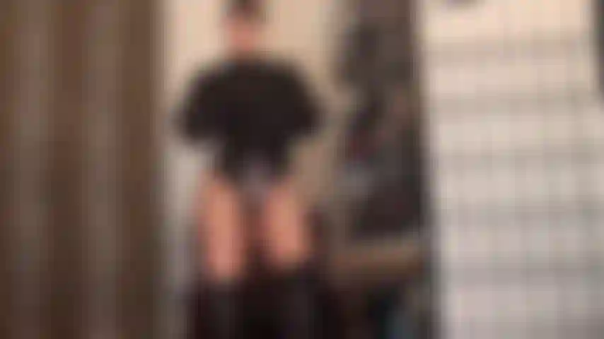 Cabello corto, traje seductor con botas altas de cuero y medias brillantes color piel. La señora vivian acaricia su gran polla blanca de 23 cm que te hace babear.