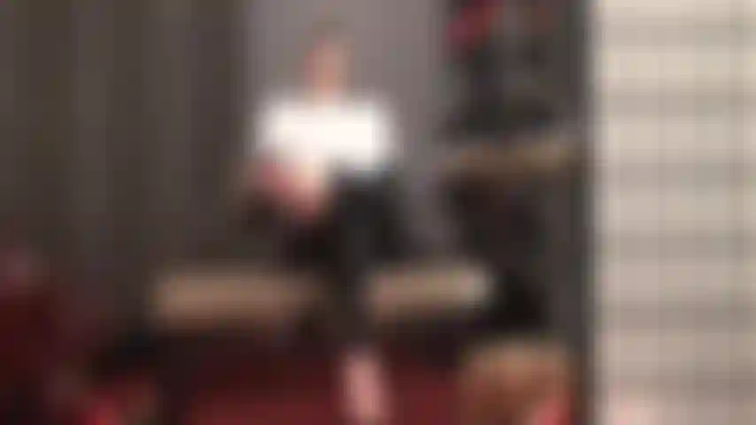 Una diosa brillante provoca con sus pies descalzos y juguetea con sus zapatos. Con la pierna extendida, su tacón alto colgando justo en tu cara. Lame su perfección descalza.